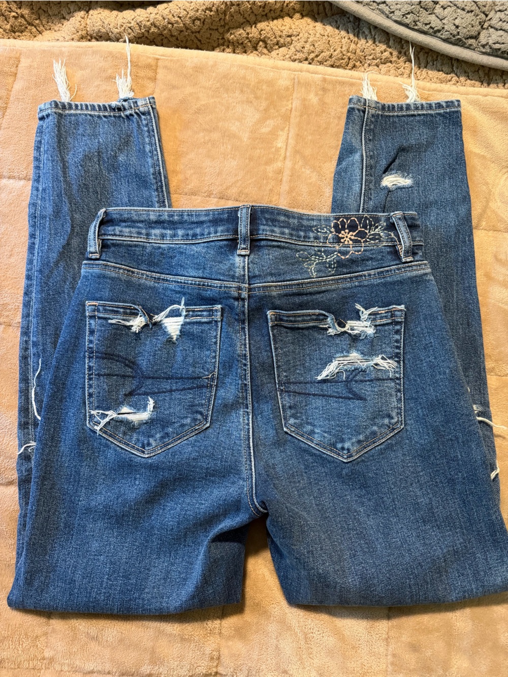 American Eagle - Strigid Women’s Distressed Jeans